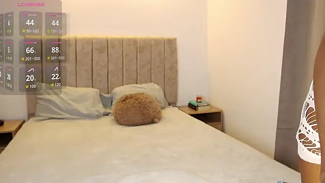 Maya Lewis online show from 20, 10, 2025