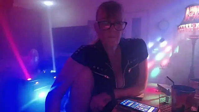 Snapshot of COUPLE4VOYEUR01 chatting on 20, 9, 2025 COUPLE4VOYEUR01 online show from 20, 9, 2025