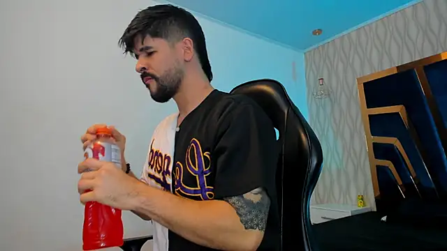 Snapshot of Petesevans chatting on 8, 11, 2025 Petesevans online show from 8, 11, 2025