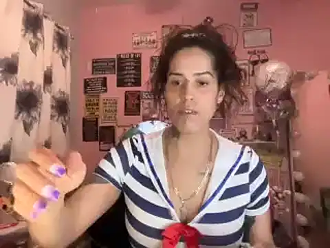 Snapshot of latinacubana chatting on 5, 1, 2025 latinacubana online show from 5, 1, 2025