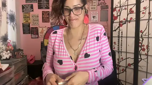 Snapshot of latinacubana chatting on 15, 2, 2025 latinacubana online show from 15, 2, 2025