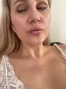 YourBlondee online show from 13, 3, 2025