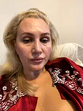 YourBlondee online show from 31, 10, 2025