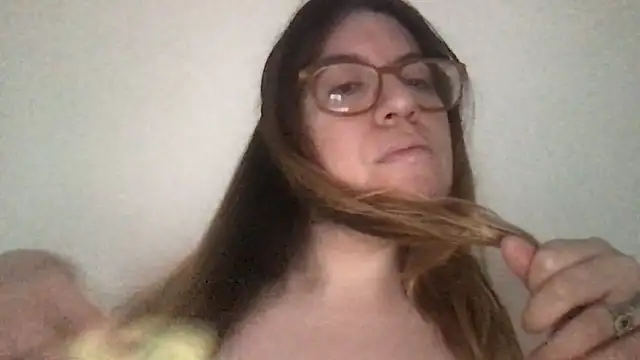 Snapshot of HYPHYtype chatting on 6, 2, 2025 HYPHYtype online show from 6, 2, 2025