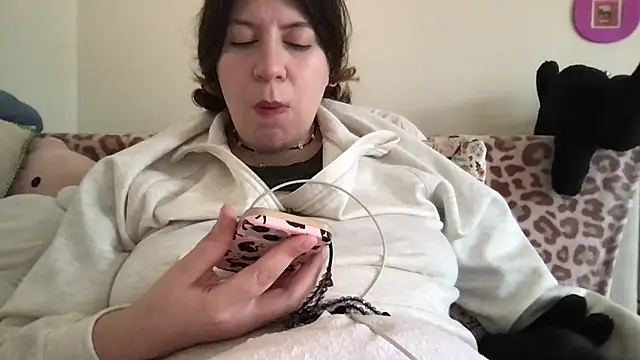 Snapshot of HYPHYtype chatting on 13, 9, 2025 HYPHYtype online show from 13, 9, 2025