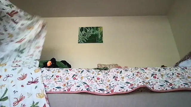 Snapshot of HYPHYtype chatting on 10, 10, 2025 HYPHYtype online show from 10, 10, 2025