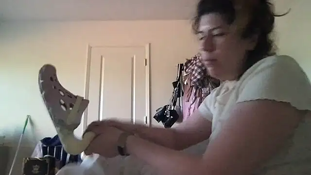 Snapshot of HYPHYtype chatting on 16, 10, 2025 HYPHYtype online show from 16, 10, 2025