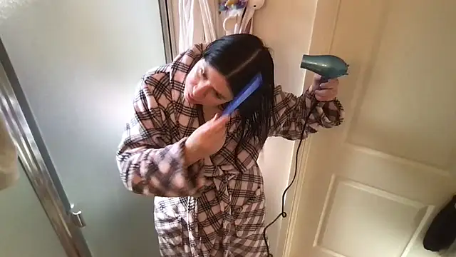 Snapshot of HYPHYtype chatting on 2, 11, 2025 HYPHYtype online show from 2, 11, 2025