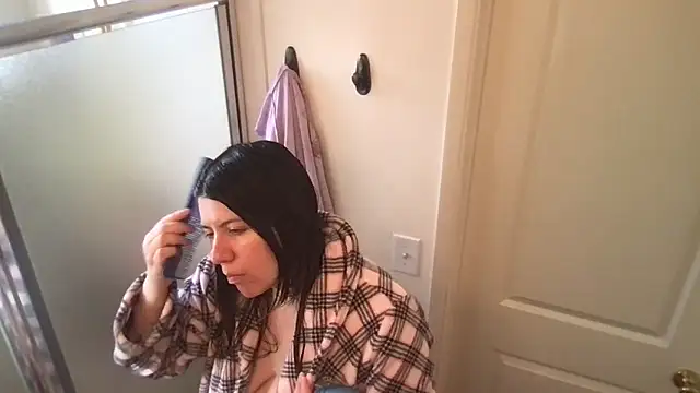 Snapshot of HYPHYtype chatting on 4, 11, 2025 HYPHYtype online show from 4, 11, 2025