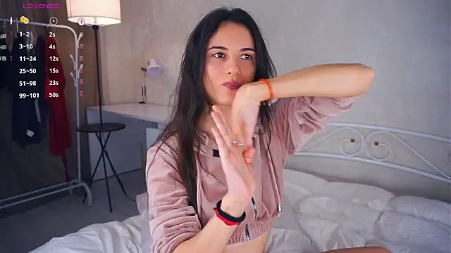 Holla Molly online show from 6, 3, 2025