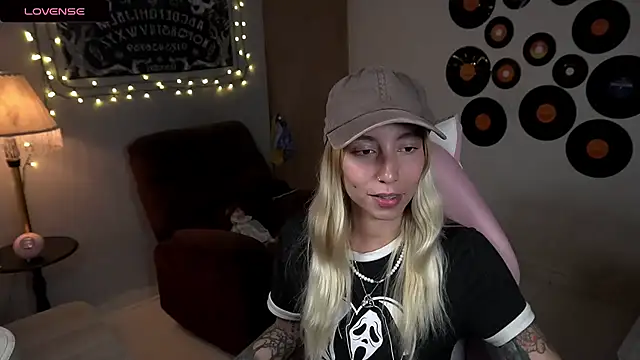 Saucy Jenn online show from 22, 3, 2025