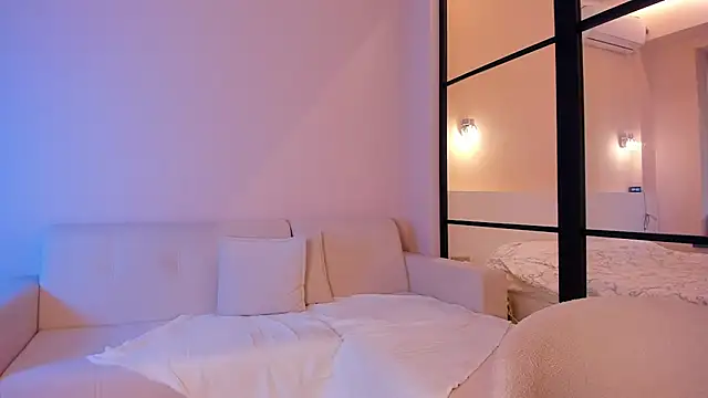 Lunaonekiss online show from 6, 2, 2025