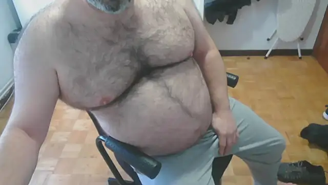 Snapshot of mikeyhotbear chatting on 25, 11, 2025 mikeyhotbear online show from 25, 11, 2025