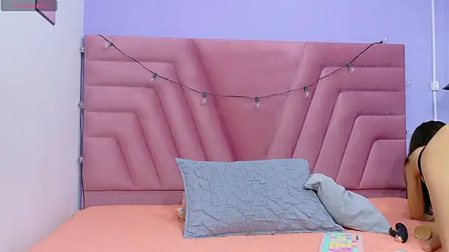 skinnyandcute online show from 6, 10, 2025