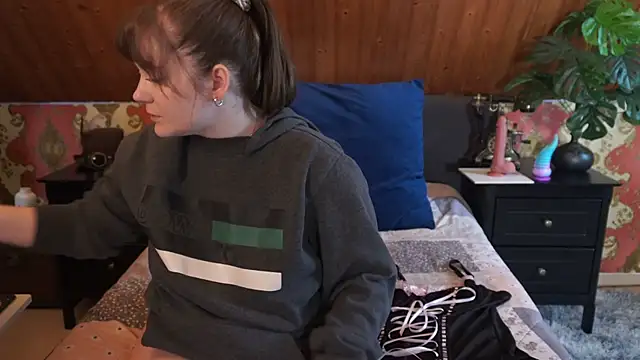 TessaWinter online show from 4, 4, 2026