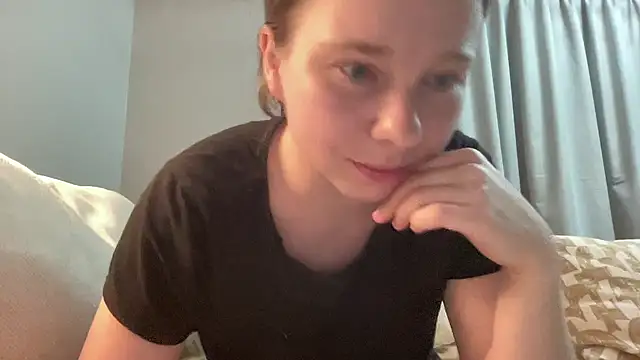 SweetLucy96 online show from 11, 4, 2026