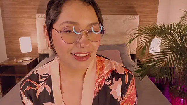 Snapshot of LauraRuiz1 chatting on 10, 7, 2026 LauraRuiz1 online show from 10, 7, 2026