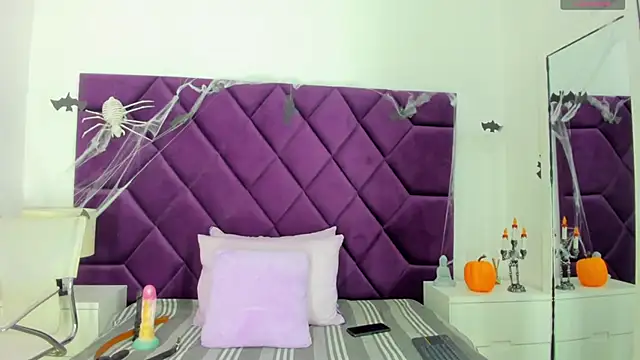 Snapshot of AlmaSean chatting on 9, 11, 2025 AlmaSean online show from 9, 11, 2025