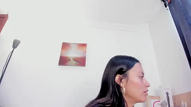 nia  white online show from 10, 9, 2025