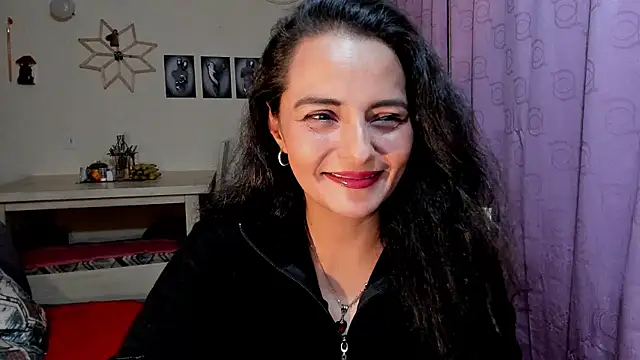 Snapshot of emma_luxy chatting on 8, 4, 2026 emma luxy online show from 8, 4, 2026