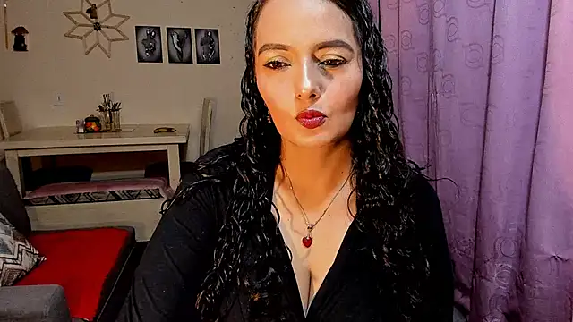 Snapshot of emma_luxy chatting on 12, 4, 2026 emma luxy online show from 12, 4, 2026