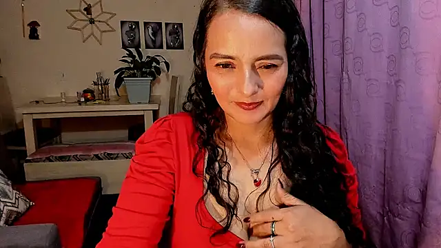 Snapshot of emma_luxy chatting on 12, 4, 2026 emma luxy online show from 12, 4, 2026