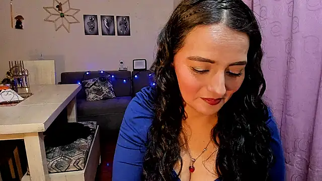 Snapshot of emma_luxy chatting on 23, 4, 2026 emma luxy online show from 23, 4, 2026