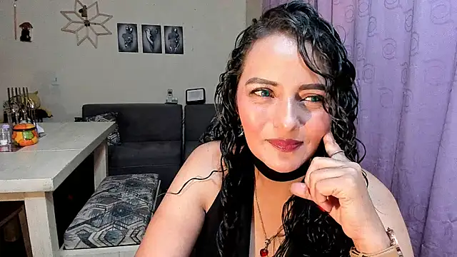 Snapshot of emma_luxy chatting on 1, 5, 2026 emma luxy online show from 1, 5, 2026