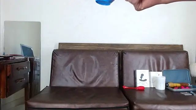 Courtney Valeria online show from 9, 11, 2025