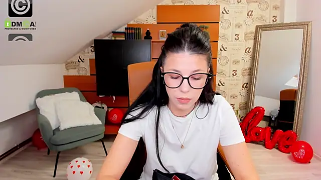 EmillyTaylor online show from 6, 3, 2025