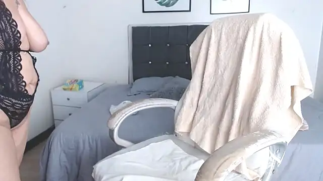 selena yourmilf online show from 14, 4, 2026