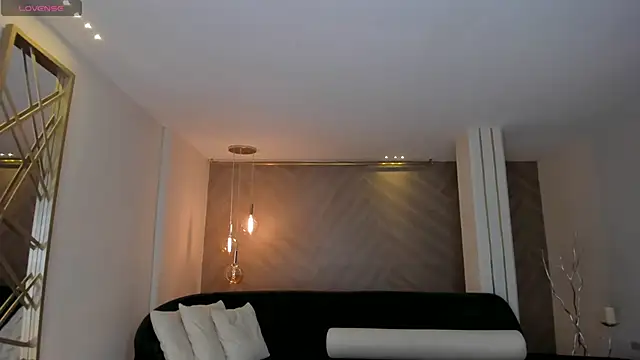 NiaHolland online show from 9, 10, 2025