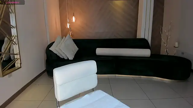 NiaHolland online show from 10, 10, 2025