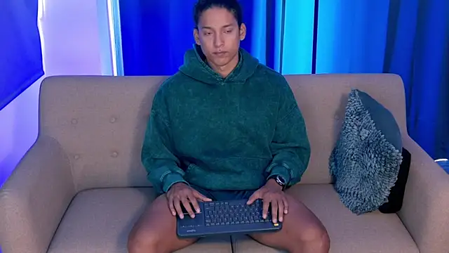 Snapshot of Liam_V chatting on 4, 10, 2025 Liam V online show from 4, 10, 2025