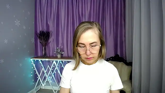 queen a n i online show from 18, 4, 2026