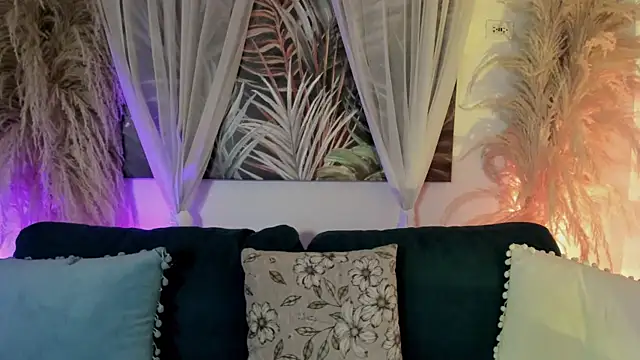 Snapshot of Nicolle_W chatting on 18, 4, 2026 Nicolle W online show from 18, 4, 2026