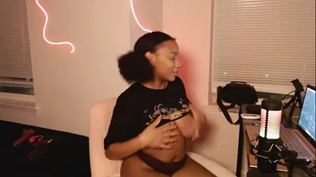 EatSweetMolly online show from 7, 2, 2025