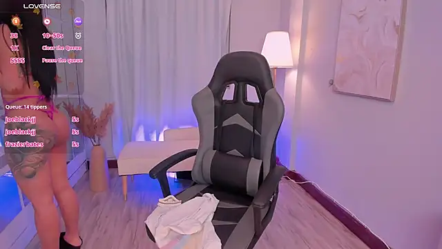 Snapshot of LeahJones_ chatting on 4, 2, 2026 LeahJones online show from 4, 2, 2026