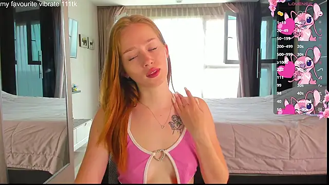 Hot Mia  online show from 25, 9, 2025