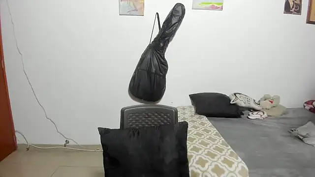 Snapshot of D-yanamilf chatting on 4, 11, 2025 D-yanamilf online show from 4, 11, 2025