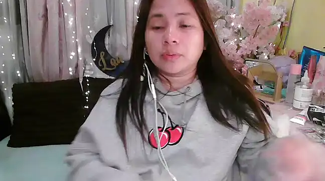 Snapshot of OhmyPinay chatting on 19, 12, 2024 OhmyPinay online show from 19, 12, 2024