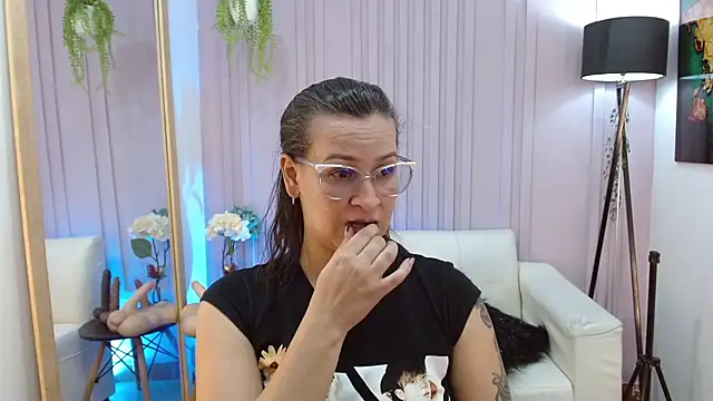 Britney taylor  online show from 30, 12, 2024