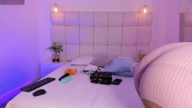 DanielleEvans  online show from 7, 11, 2025