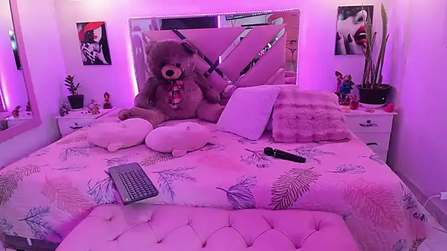 Karly moon online show from 10, 6, 2026