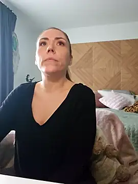 Ellie-L-Elizabeth online show from 13, 4, 2026