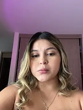 Snapshot of lunablossom_ chatting on 15, 10, 2025 lunablossom online show from 15, 10, 2025