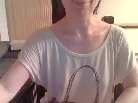 Snapshot of Moi_Lina chatting on 18, 7, 2026 Moi Lina online show from 18, 7, 2026