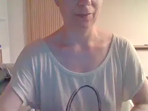 Snapshot of Moi_Lina chatting on 28, 7, 2026 Moi Lina online show from 28, 7, 2026