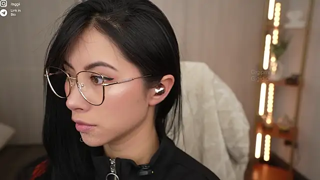 Snapshot of Gigi_ohlala chatting on 4, 10, 2025 Gigi ohlala online show from 4, 10, 2025