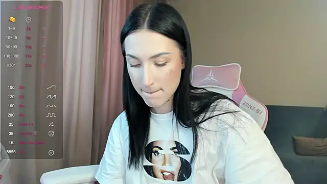 JenniferQueen11 online show from 4, 2, 2025